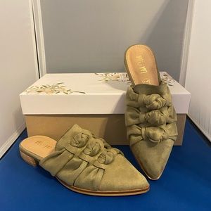 Size 5 NEVER worn Green slip on Miim shoes